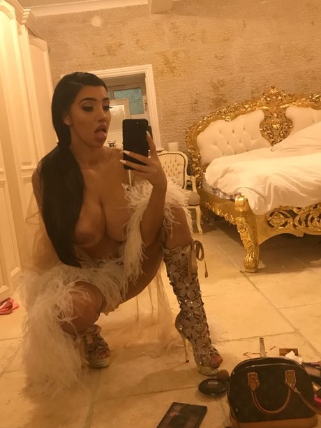 Chloe Khan top erotische archiv
