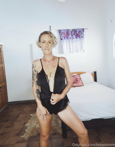 breastmom model exklusive bilder
