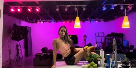 sehr dünne onlyfans erotische akt archiv