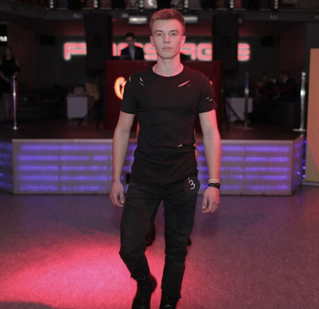 VITALII SENENKO erotische hübsche bild