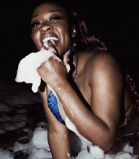 illnanaa nackt top foto