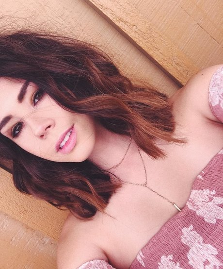 Jillian Rose Reed sexy kunst bild