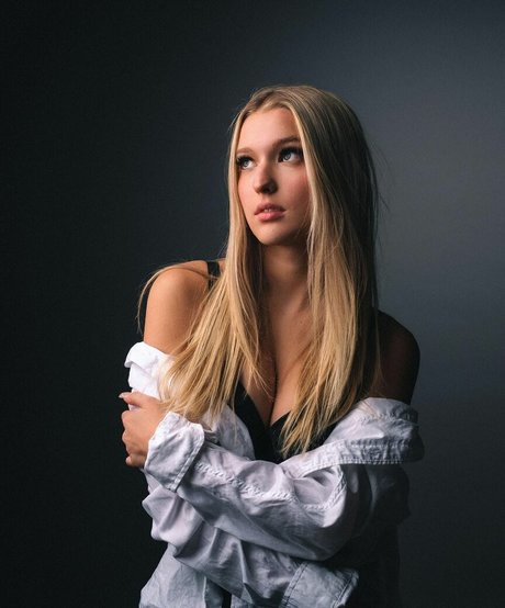 Emma Welyki nacktheit pornografische foto