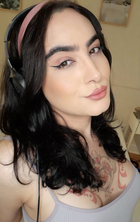 Miss Yuna model akt fotos