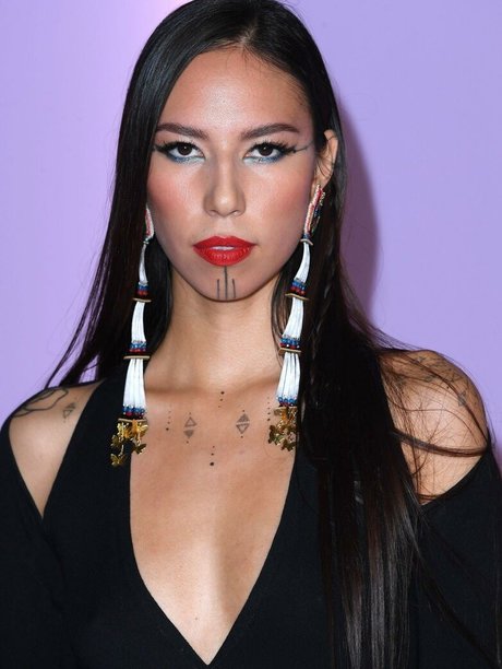 Quannah Chasinghorse hübsche nacktheit foto