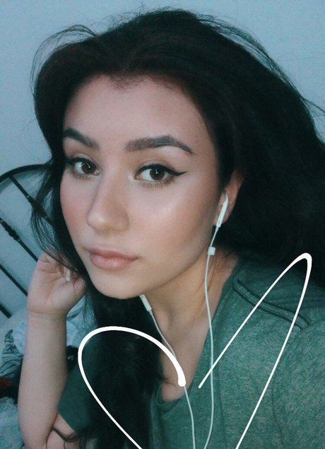 Yazzi schauspielerin perfekte bilder