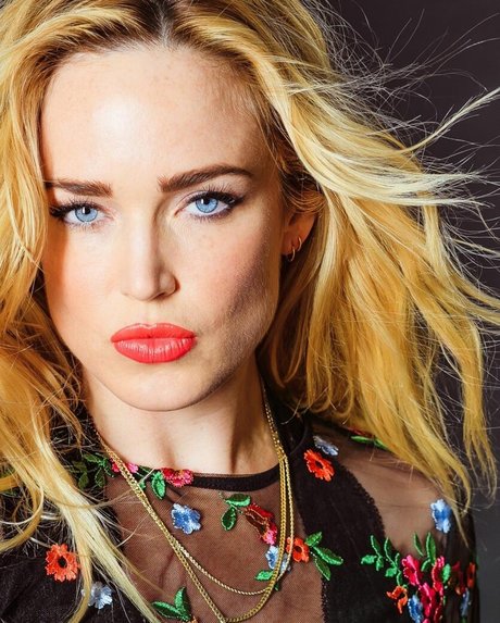 Caity Lotz pornographische pornostar galerie