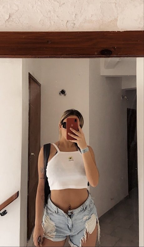 belonly model nacktheit fotos