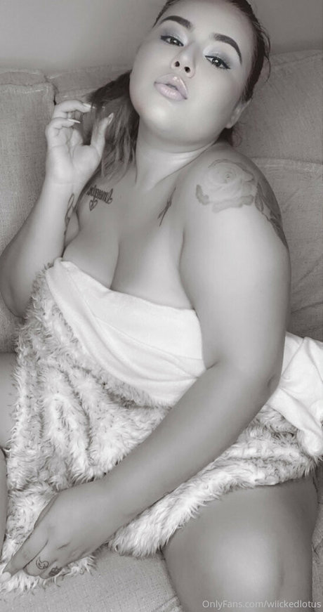 wiickedlotus pornostar sex bild