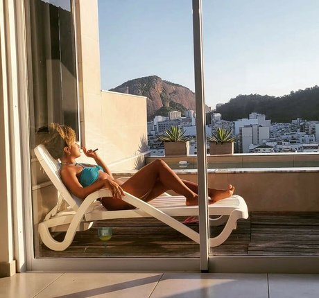 Rubia Gabi pornostar top foto