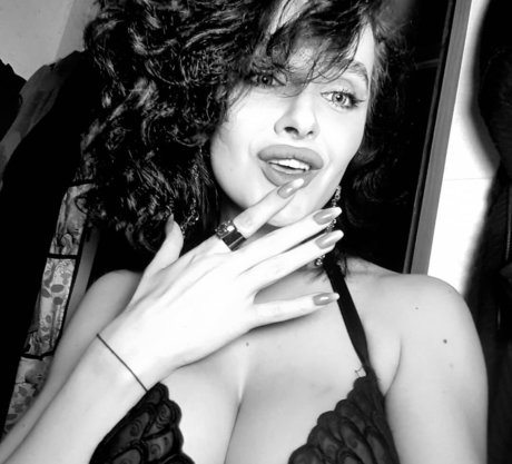 Taliyamilano model nackte bilder