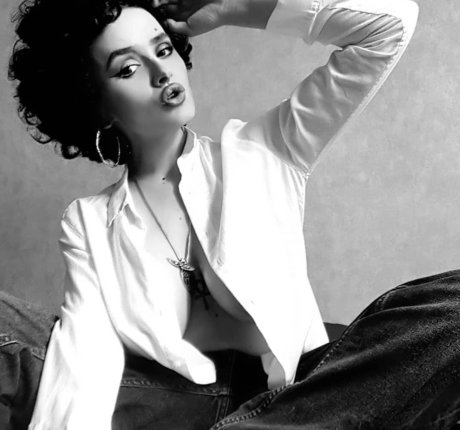 Taliyamilano nacktheit perfekte bild