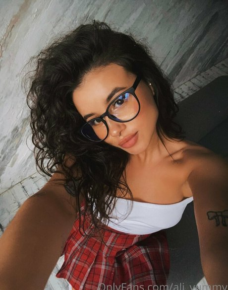 ali yummy model akt galerie