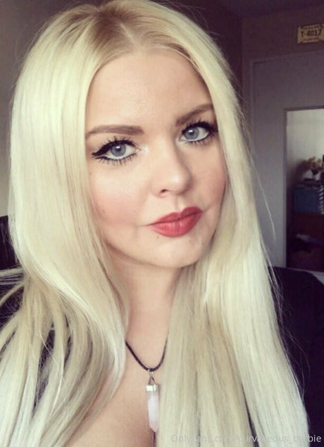 curvaceous barbie kunst hübsche bild