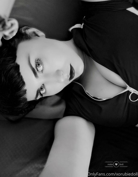 xorubiedoll nackt kunst galerie