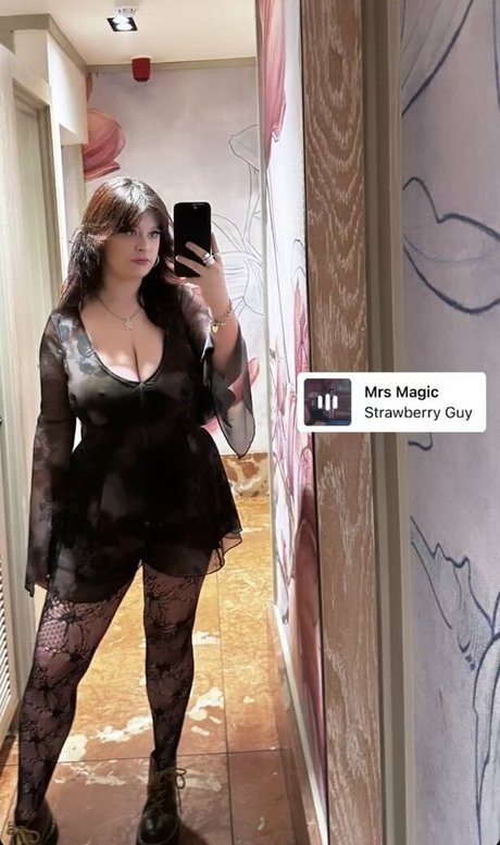 Charlotte A pornostar akt archiv