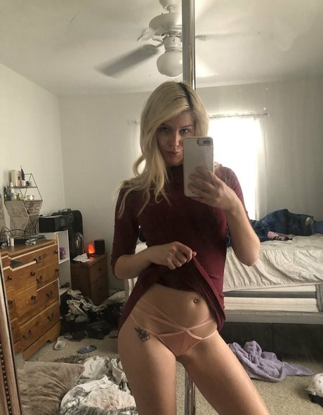 sehr dünne onlyfans sexy kunst galerie