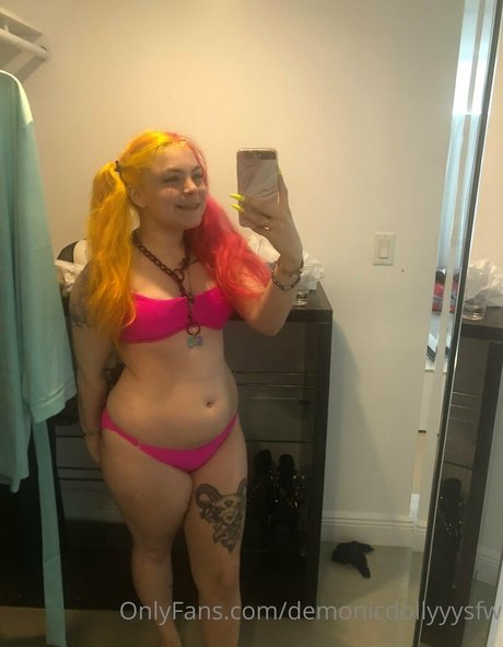 demonicdollyyysfw model porno bild