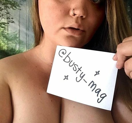 Busty Magazine nackt xxx bild