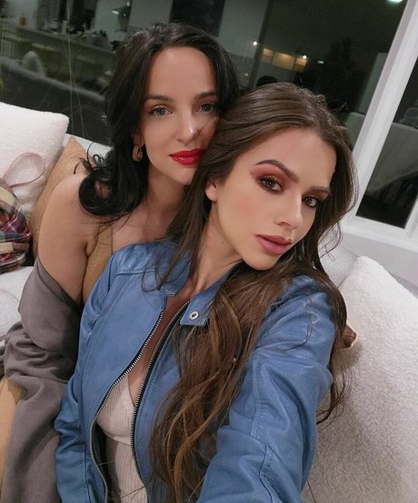 adelinesofficial porno galerien