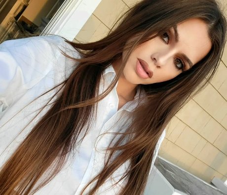 adelinesofficial hd sex bilder