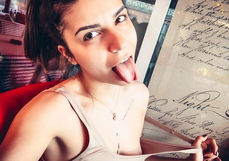 diaryofalexacreed schauspielerin heiße bild