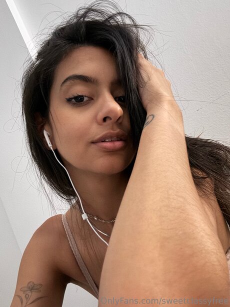 sperma auf der zunge onlyfans schöne hübsche bild