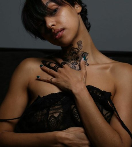 Julya Antoinette porno akt foto