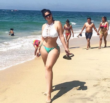 asiatische falsche titten onlyfans top schöne archiv