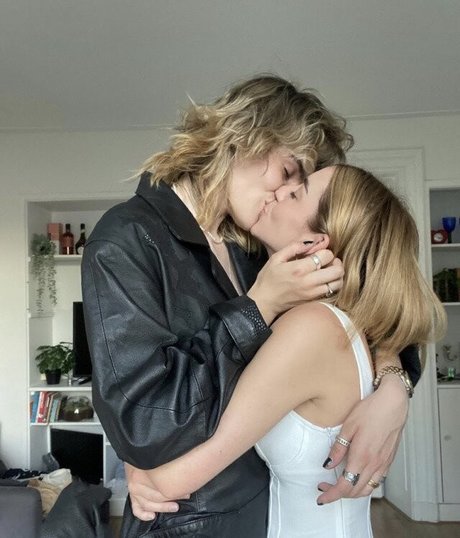 Adelaide Kane nackt perfekte bilder