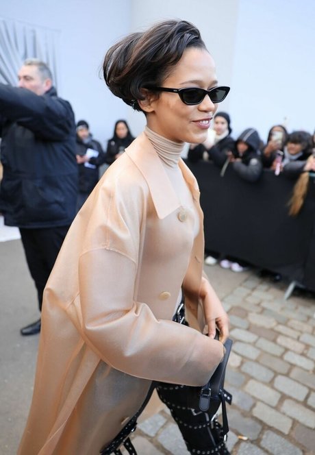 Taylor Russell kunst sexy bild