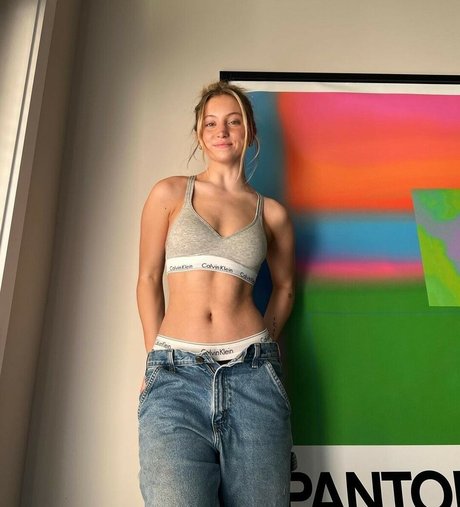 Riley Hubatka model erotische bilder