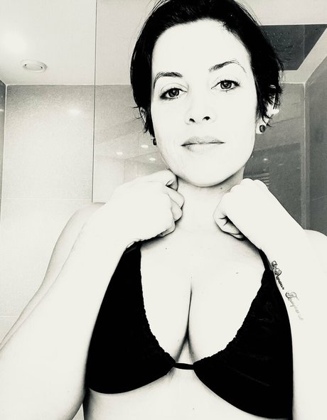 unconstrainedbyu porno bilder