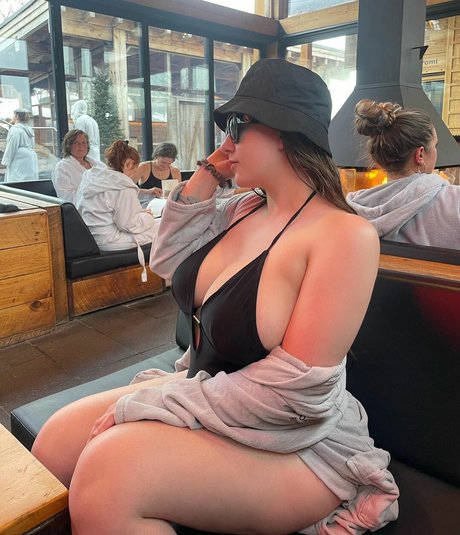 Sarah Bertrand model nackt archiv