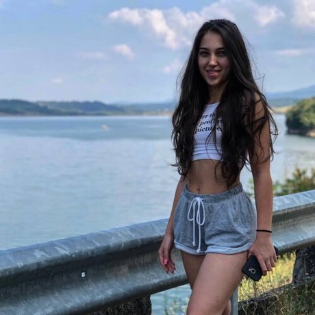 Madalina Mates nacktheit schöne bild