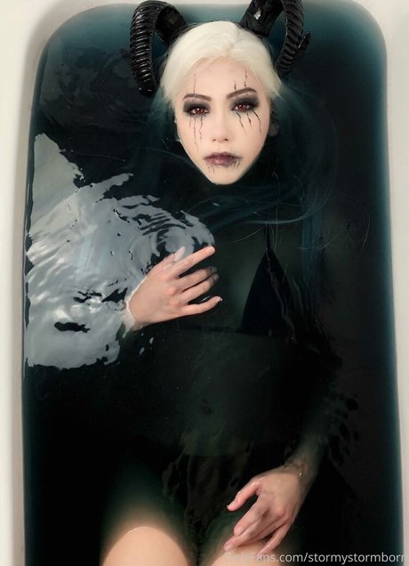 Stormy stormborn model pornografische foto