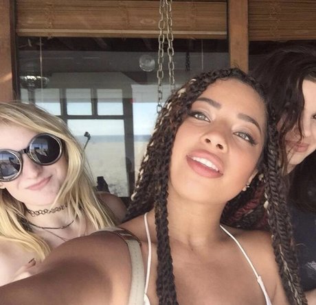 Kiana Lede nette fotos