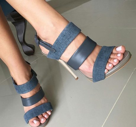 Francesca feet model nackt bild