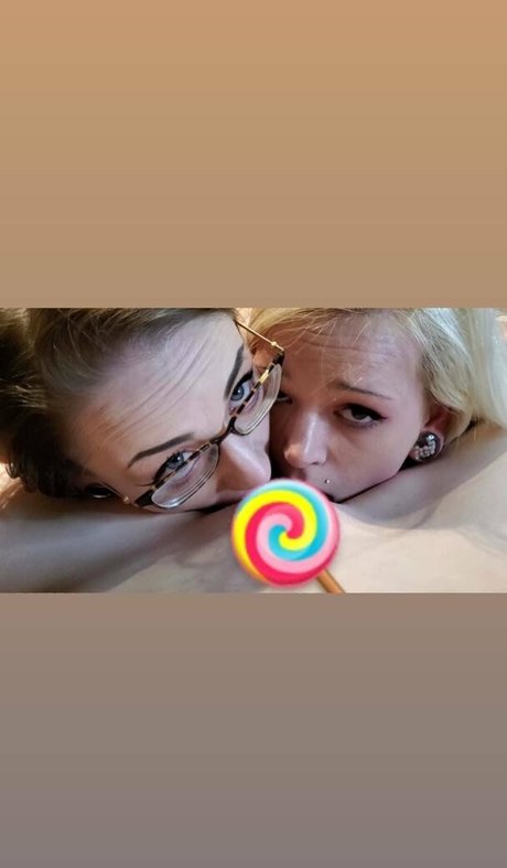 suicidekittenxo nackt kunst galerie