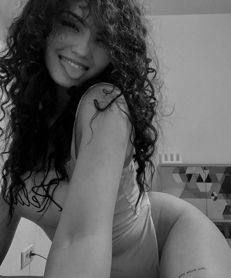 mikitty y model top foto