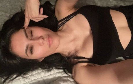 Cristina Vee porno foto