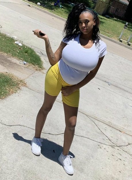 Nene Balenciaga erotische pornostar bilder