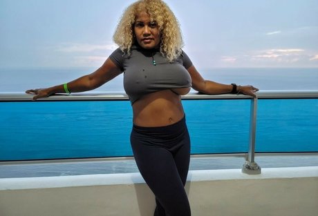 Mango Maddy erwachsene exklusive fotos