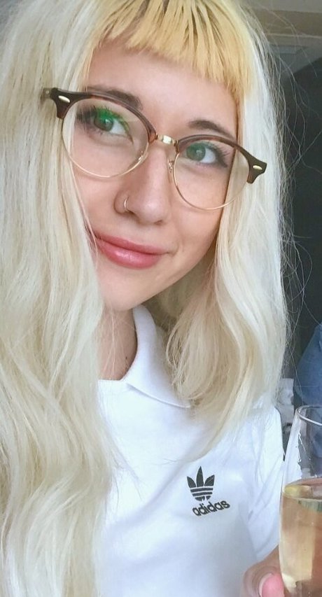 Sinneddonut nacktheit hübsche fotos