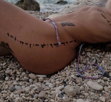 qu33nth3 erwachsene nackt fotos