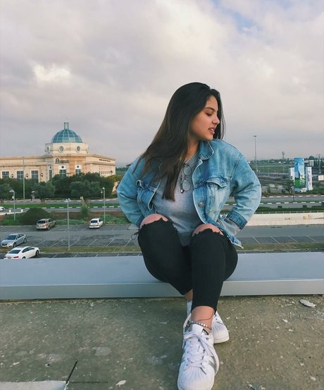 Gal Haitin xxx sexy bild