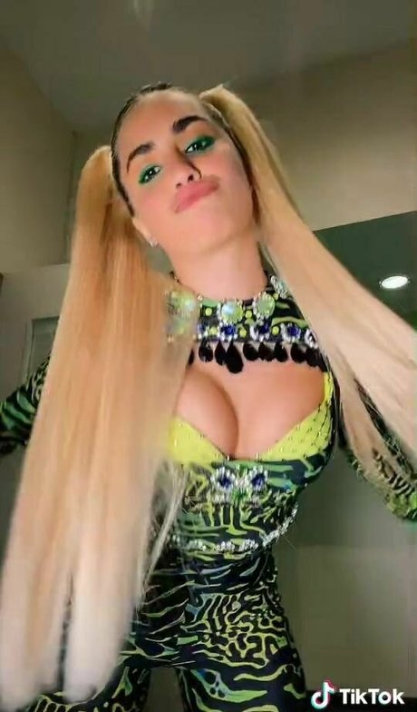 Lali Esposito hd xxx bild