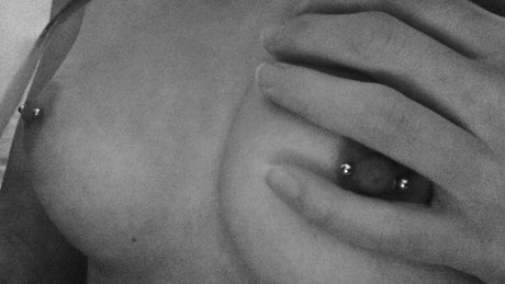 Silenced Hippie hd sexy bild