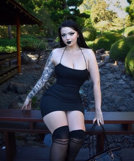 Horrific Temptress erotische nackte galerie