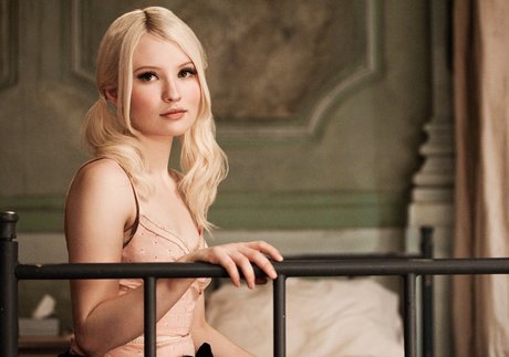 Emily Browning hd erwachsene archiv